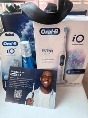 Oral B. Brush with crest, mouthwash 2 replacement heads